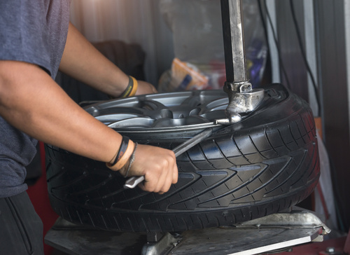 engineer balancing car wheel on balancer in workshop pneu 1